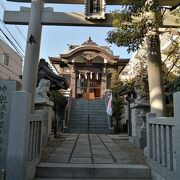 神楽坂エリアの裏路地に、小さいけど趣ある神社があります。