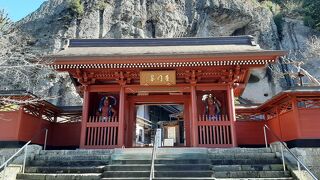 弘法大師作の、大谷石に彫られた千手観音が見学できる