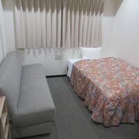 ソファーのある客室