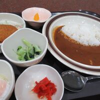 夕食のカレー定食