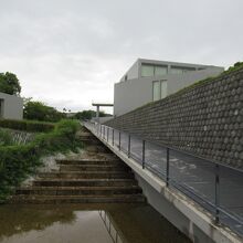北館と南館の間の水路