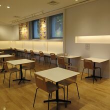 静かな館内カフェ