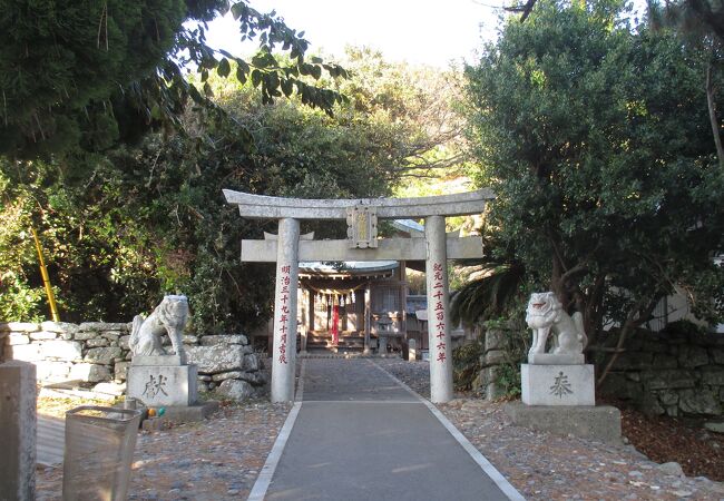 最初は地元民が祠を建てて祀った。