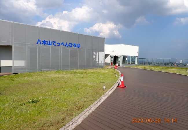 日本一標高の高い地下鉄駅「八木山動物公園駅」の屋上
