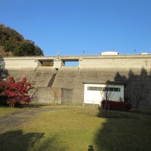 2006年（平成18年）竣工の重力式コンクリートダム