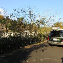 ダム左岸に駐車場有