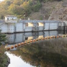 平成竣工のダムにありがちなゲートレスダム