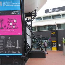 昼に見たニュージーランド海洋博物館の外観