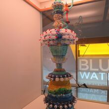 海洋ゴミで作られたトロフィー。寿司折りの醤油容器がたくさん！