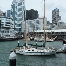 通路から見るプリンス・ワーフとの間の港の眺めはよし！