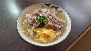 縮れ麺が旨い沖縄そばの人気店