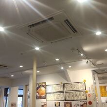 明るき気軽な店内