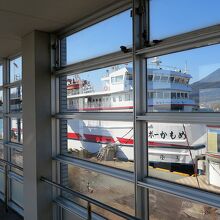 乗船する「レインボーかもめ」です