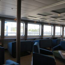 客室前方には展望の良いフォワードラウンジ、無料です