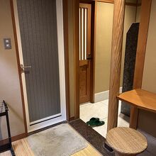 男性用小便器があって居酒屋のよう。