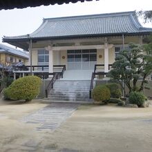 西方寺の本堂はクリーム色に塗られていました。