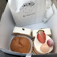 クリームチーズケーキ、シュークリーム、ベリー？