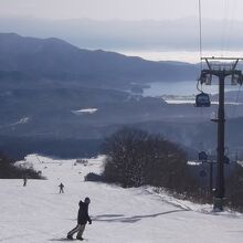 向こうに野尻湖と斑尾山