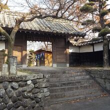 遍照院三門です