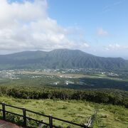 八丈の市街地を一望