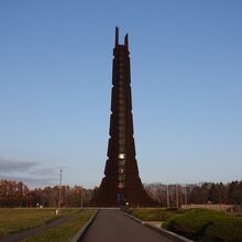 夕日に照らされる百年記念塔