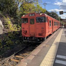 戸坂駅を発車する狩留家行き普通列車。