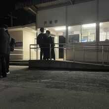 夜の戸坂駅は学生で満ちていた。