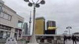 スカイツリーやアサヒビール本社を見渡せる橋