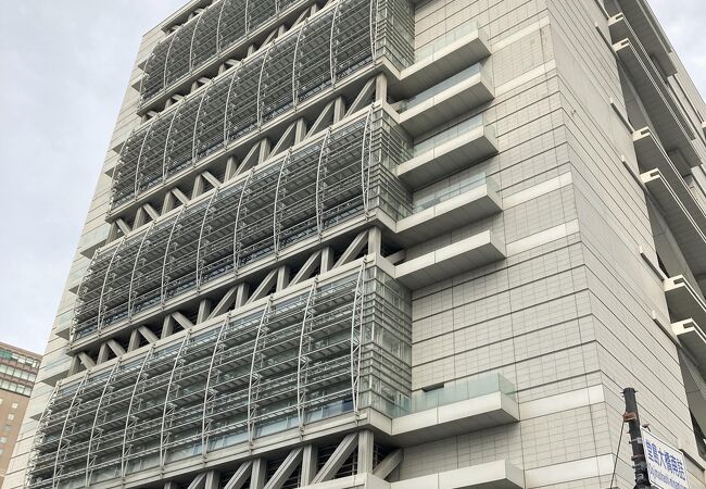 大阪府立の国際会議場で、愛称がグランキューブ大阪、 大阪国際会議場は通称のようです。