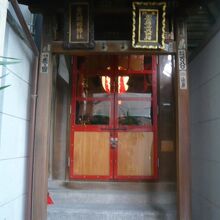 建物の間にある出世稲荷の本社殿です。２つの神社が入っています