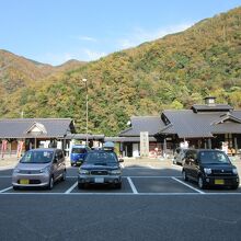 海沿いの山陰本線と山中の国道9号線を結ぶ県道沿いにの道の駅