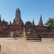 須弥山がメインの建物を囲んでいる