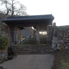 今も残る城門と石垣