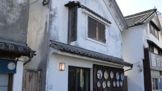 店頭に飾られたお皿が印象的