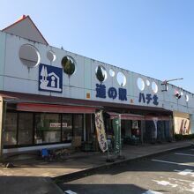 駐車場に対し建物は小さめ