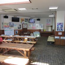 無料休憩所は広め、降雪時対策