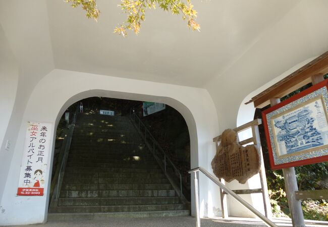 境内にはお菓子の神社も