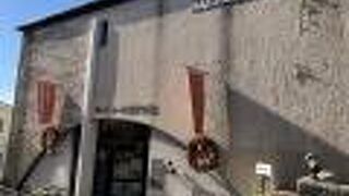 入口はオランダ坂に面しています