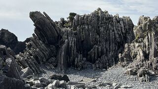 奇岩が広がるダイナミックな光景