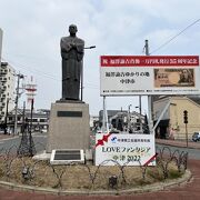 駅前のロータリーにあります