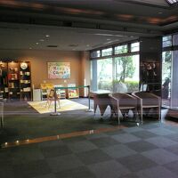 西館　殺風景なロビー