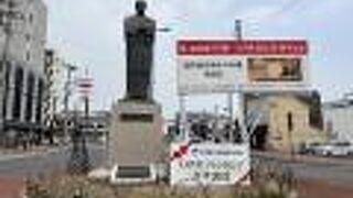 駅前のロータリーにあります