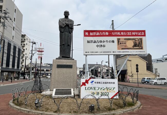 駅前のロータリーにあります