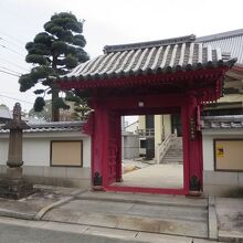 寺町の通りを歩くと朱色の鮮やかな唐門があります。