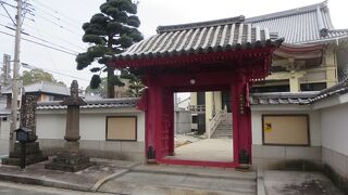 久留米市有形文化財、唐門が色鮮やかな朱色で印象的なお寺。