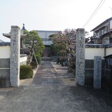 一対の石柱が三門の正覚寺