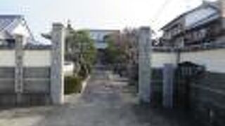 十六菊の紋が瓦に入っている歴史のあるお寺です、