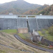 1999年（平成11年）竣工の重力式コンクリートダム
