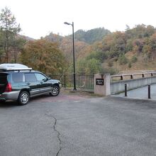 ダム左岸に駐車スペース有り