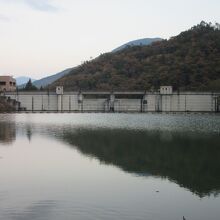 ダム湖上流部の公園から望んだ「大路ダム」